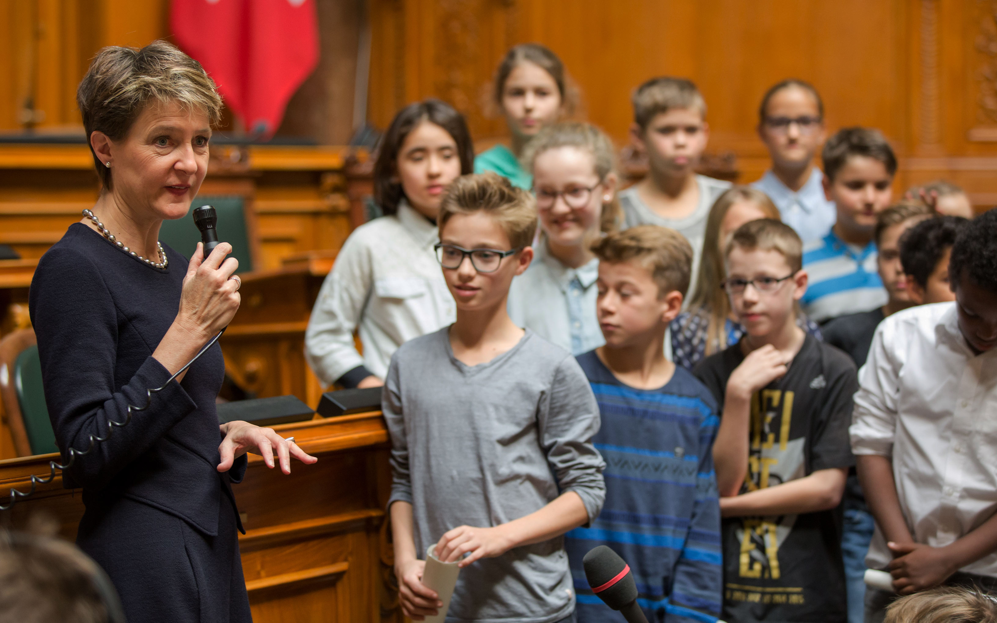 Bundespräsidentin Simonetta Sommaruga empfängt Schulkinder, die Swissaid-Abzeichen verkauft haben (Foto: Swissaid)