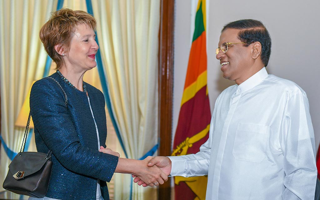 La consigliera federale Simonetta Sommaruga è accolta dal Presidente srilankese Maithripala Sirisena