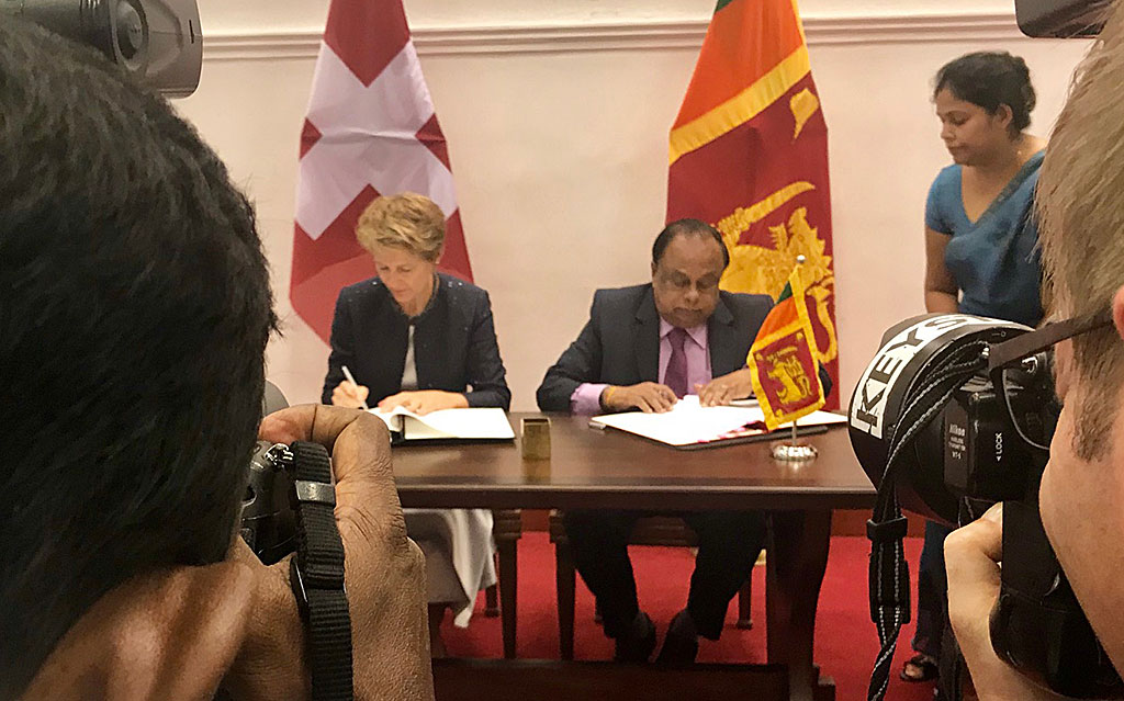 La consigliera federale Sommaruga, capo del Dipartimento federale di giustizia e polizia (DFGP), e il ministro degli affari interni dello Sri Lanka Seneviratne Bandara Nawinne firmano una dichiarazione d’intenti per l’istituzione di un partenariato in materia di migrazione.