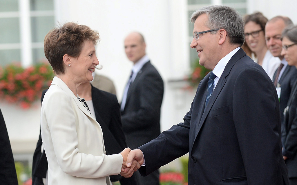 Bundespräsidentin Simonetta Sommaruga wird vom polnischen Staatspräsidenten Bronislaw Komorowski begrüsst (Foto: Keystone)
