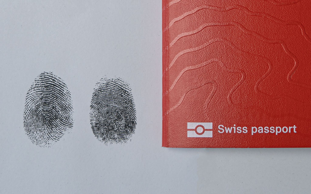 Il passaporto svizzero et delle impronte digitali